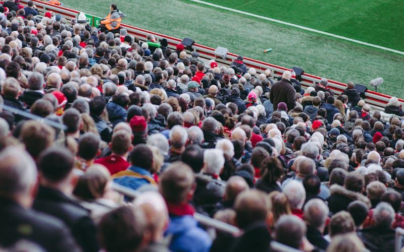 Supporters dans les tribunes d'un stade de football