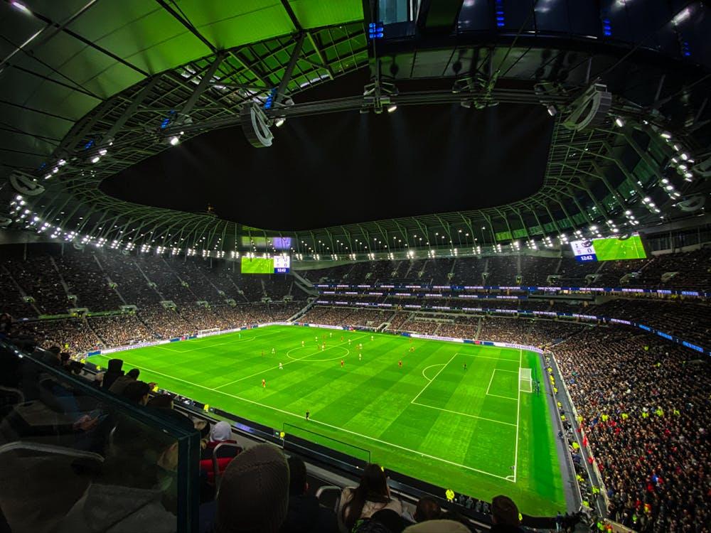 Spectateurs dans les gradins d'un stade lors d'un événement sportif professionnel