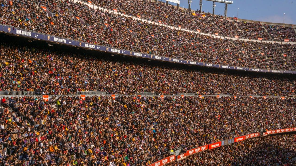Vue panoramique d'un stade de football rempli de spectateurs