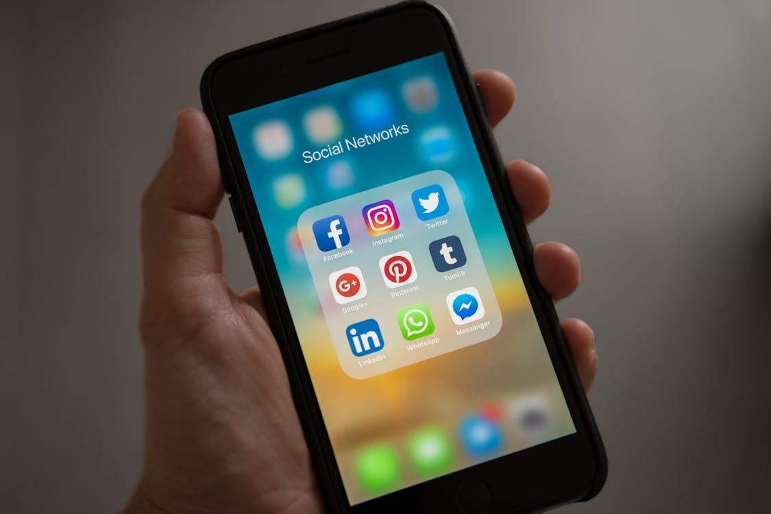 Smartphone affichant une application sur un fond coloré