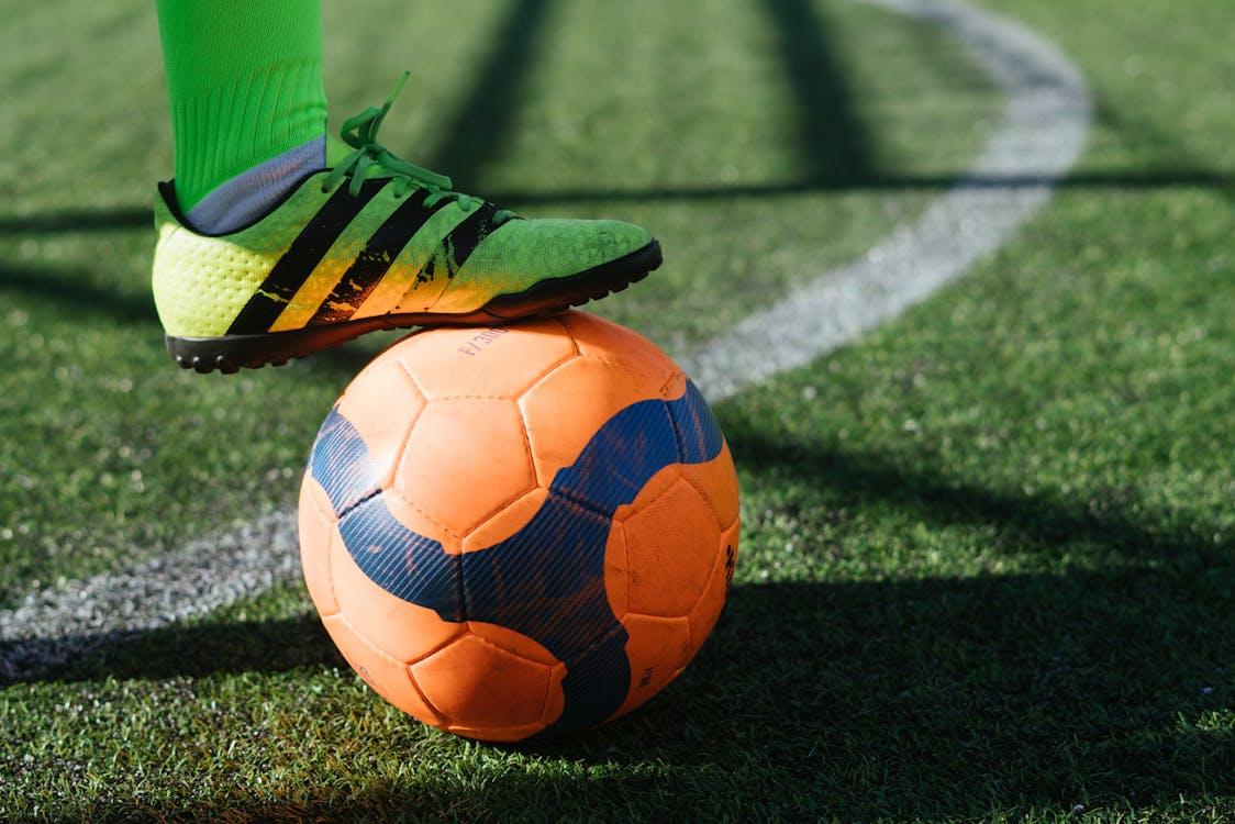 Supporters filmant un match de football avec leur smartphone dans les tribunes