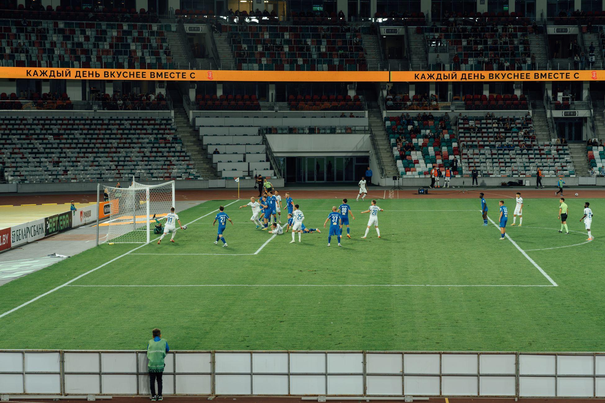 Match de football intense dans un stade moderne
