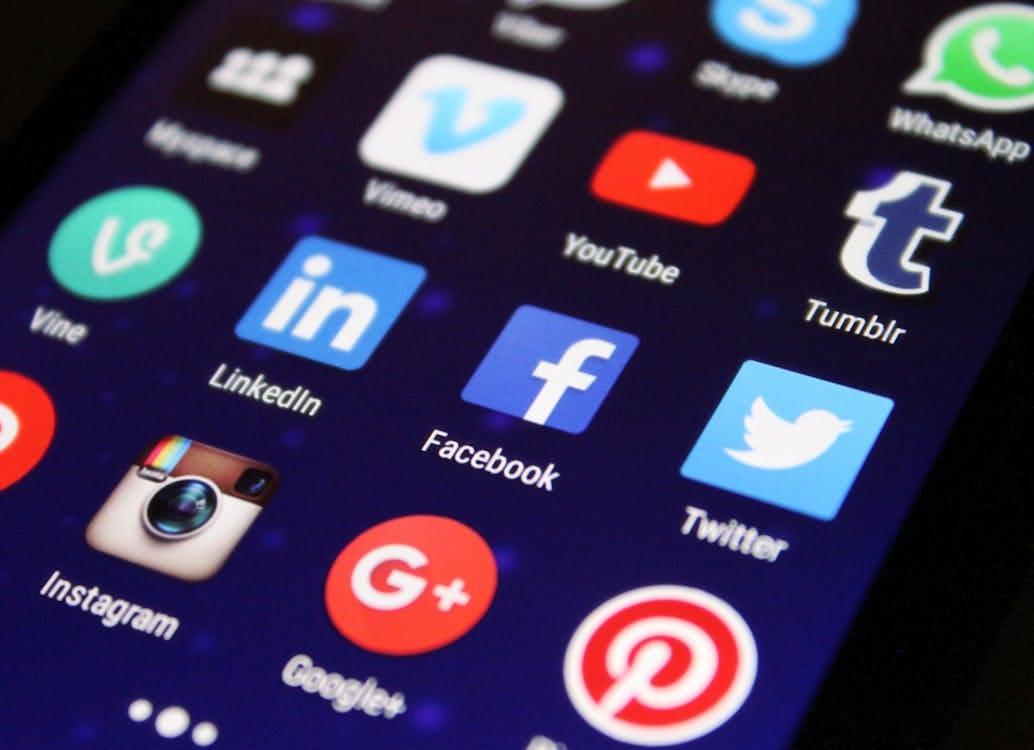Smartphone affichant des notifications de réseaux sociaux
