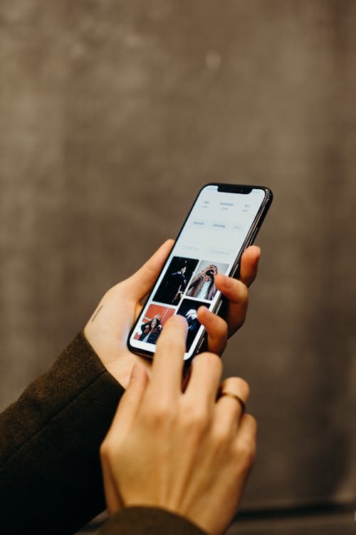 Personne utilisant une application mobile sur son smartphone