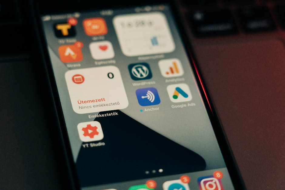 Smartphone affichant des notifications et applications