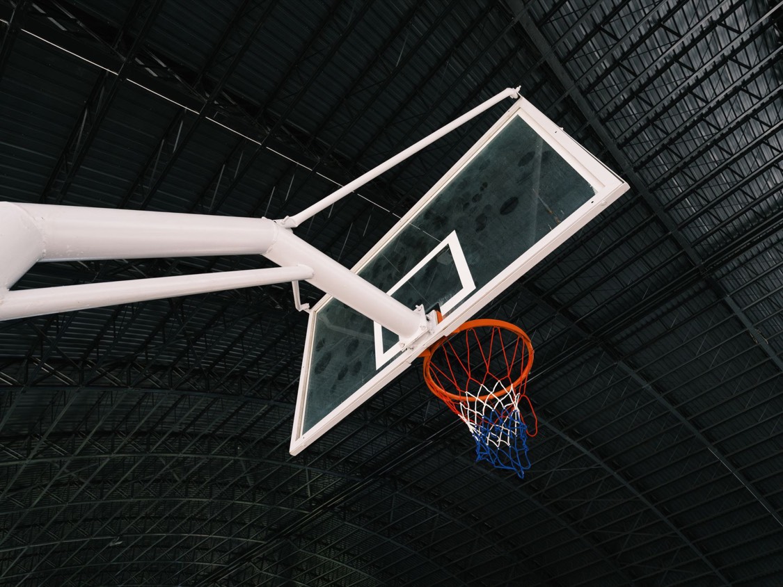 Panneau et panier de basket dans une salle de sport