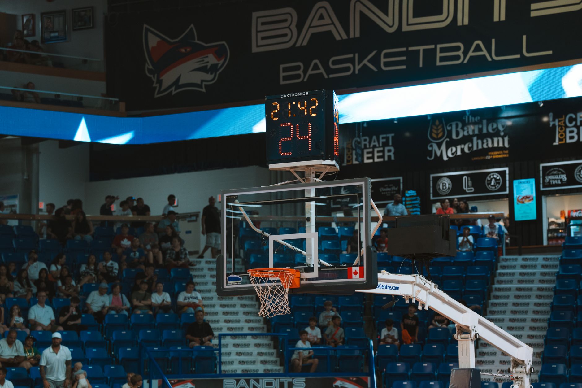 Salle de basketball professionnelle avec tableau d'affichage et public dans les tribunes