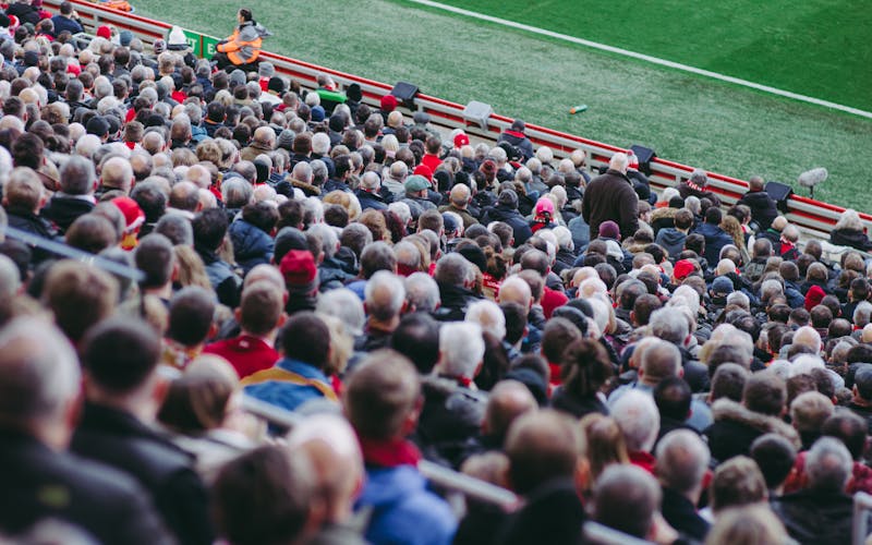 Supporters dans les tribunes d'un stade de football